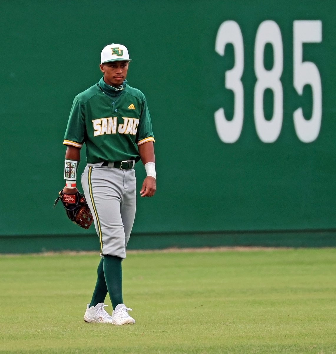 SanJacRaven43's tweet photo. My Guy right here! Not many better young men. Absolutely love getting to Coach you @warren_laster. Someone is going to be very lucky to sign you after your time here. #Junction https://t.co/egDRGzevud