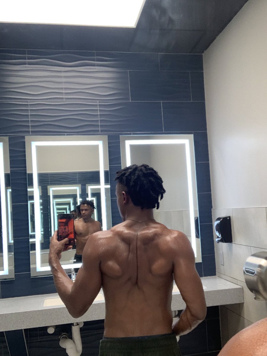 WVLFKobe's tweet photo. Only carbs I've been fuckin with are honey & oranges outside of ketosis .
#healingphase https://t.co/zqaYvgXqa2