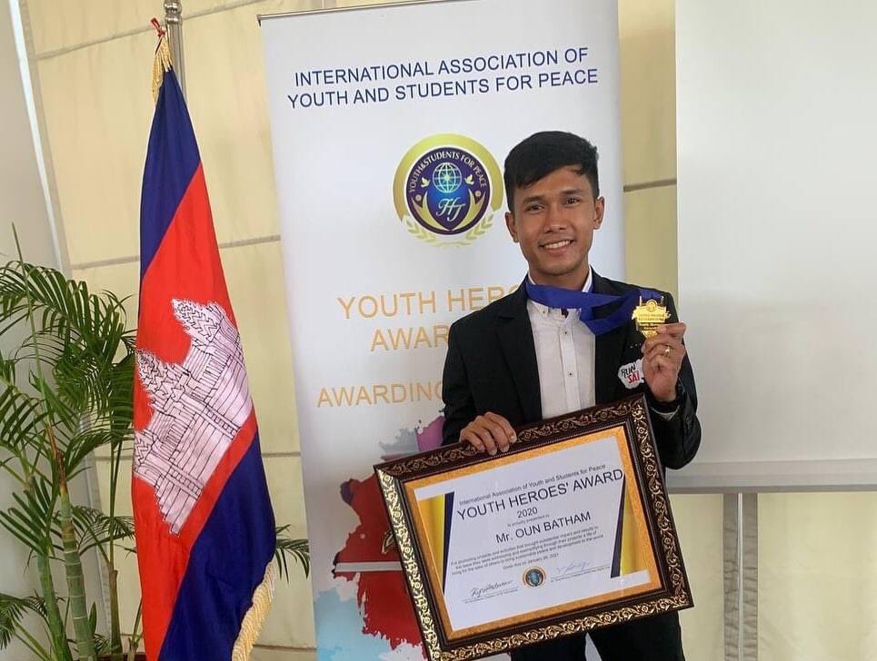 RAVIDvoeun's tweet photo. Mr. Oun Batham, known as #Sai is awarded International Association of Youth and Student for Peace after he initiated a charity #RunWithSai, and he spent 97 days running across the Cambodian nation with longer than 2,400 Km ,and received nearly $500k for a Children Hospital. https://t.co/KT9wiub55g