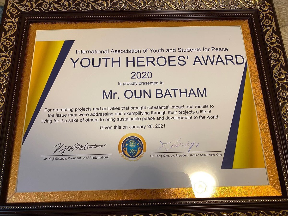 RAVIDvoeun's tweet photo. Mr. Oun Batham, known as #Sai is awarded International Association of Youth and Student for Peace after he initiated a charity #RunWithSai, and he spent 97 days running across the Cambodian nation with longer than 2,400 Km ,and received nearly $500k for a Children Hospital. https://t.co/KT9wiub55g
