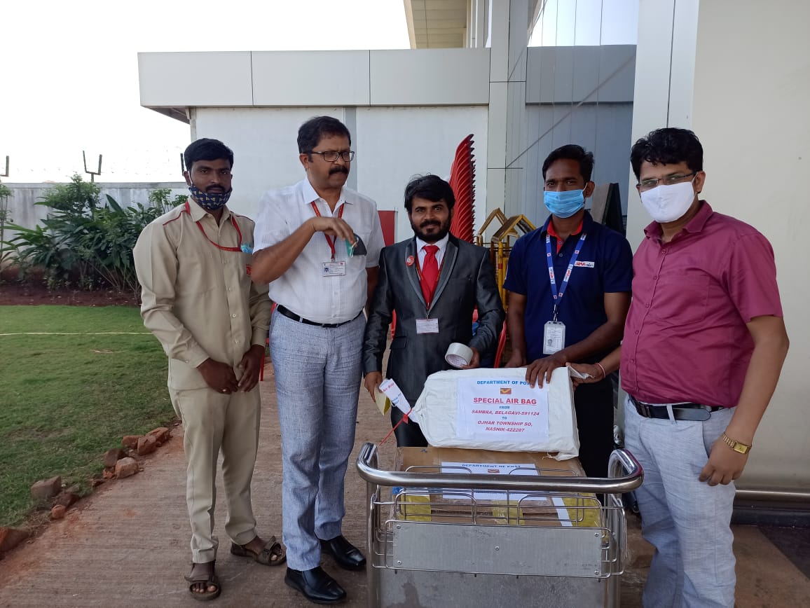 aaiblgairport's tweet photo. (1/3)Release of FIRST FLIGHT Carried SPECIAL COVER from Belagavi to Nashik:Released by Sh Rajesh Kumar Maurya :Airport Director, Smt Veena Srinivas,PMG ,NK Region &amp; Sh Simran Singh Tiwana, CEO,@OfficialStarAir
on 25th jan,21.@AAI_Official
@MoCA_GoI @ushapadhee1996 @CPMGKARNATAKA https://t.co/gDWqJW2FFQ