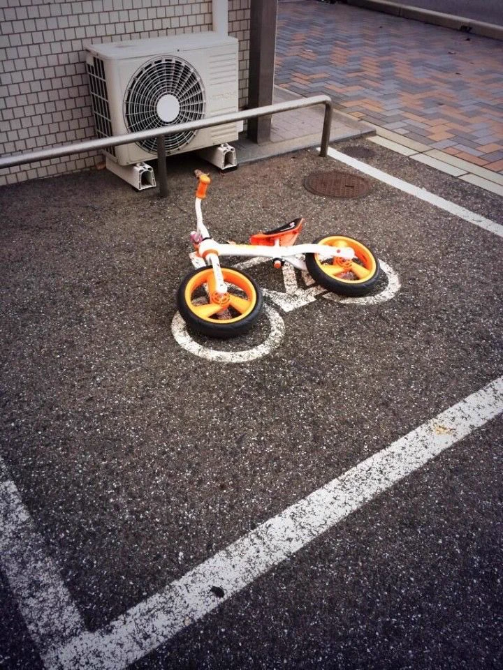 自転車置き場の新しい使い方！三輪車がジャストサイズでお見事