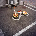 自転車置き場の新しい使い方!三輪車がジャストサイズでお見事