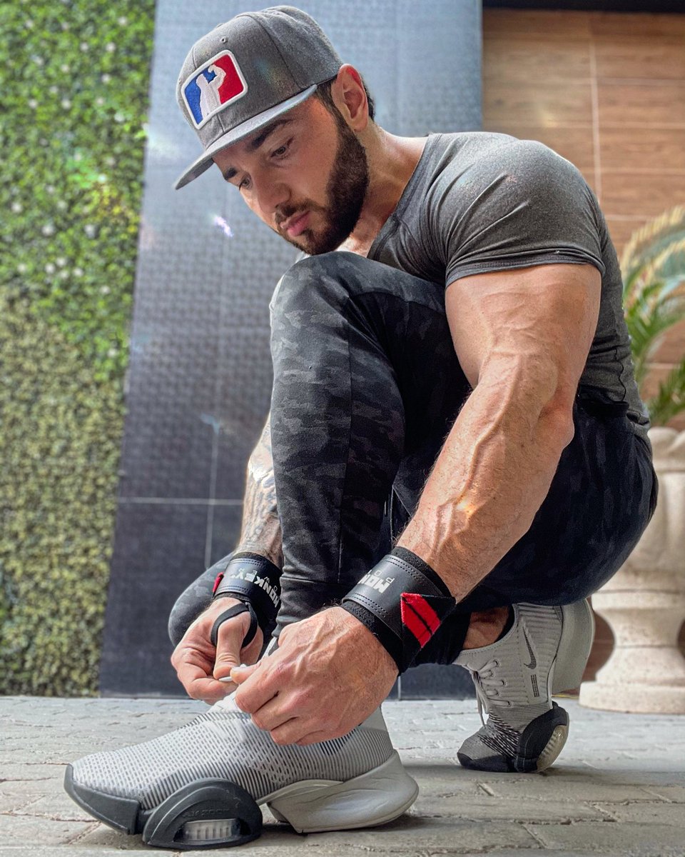 Objetivo incitar a todo el mundo tener un estilo de vida saludable 🙏🏻🔋✍🏻 
¿Creen que sea posible? 🤔🤔
Que una persona lo pueda lograr ALV 😱
Mover mil billones de personas 😳😳
Suena loco pero así le loco estoy por morir en el intento... 🤐 
#bsfitreto #betosierra
