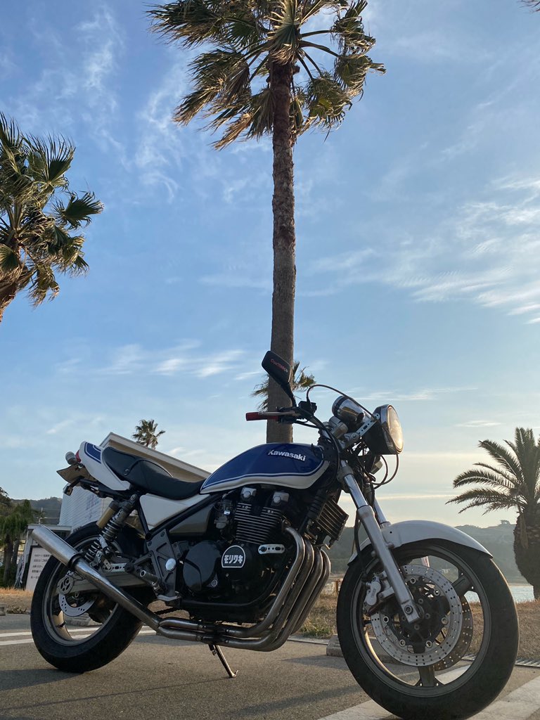 blueimpulse154's tweet photo. ゼファーx 97年式
35万で売ります！

マフラーはメルカリで買った
メッキガニマタブレットが付いてます。

不具合はクラッチ盤が滑り始め
たまにオーバーフローしてます。
メーターカバーの戻しのつまみが削れてます。

その他詳細はdmでお願いします🙇‍♂️ https://t.co/ewRPdgAsBb