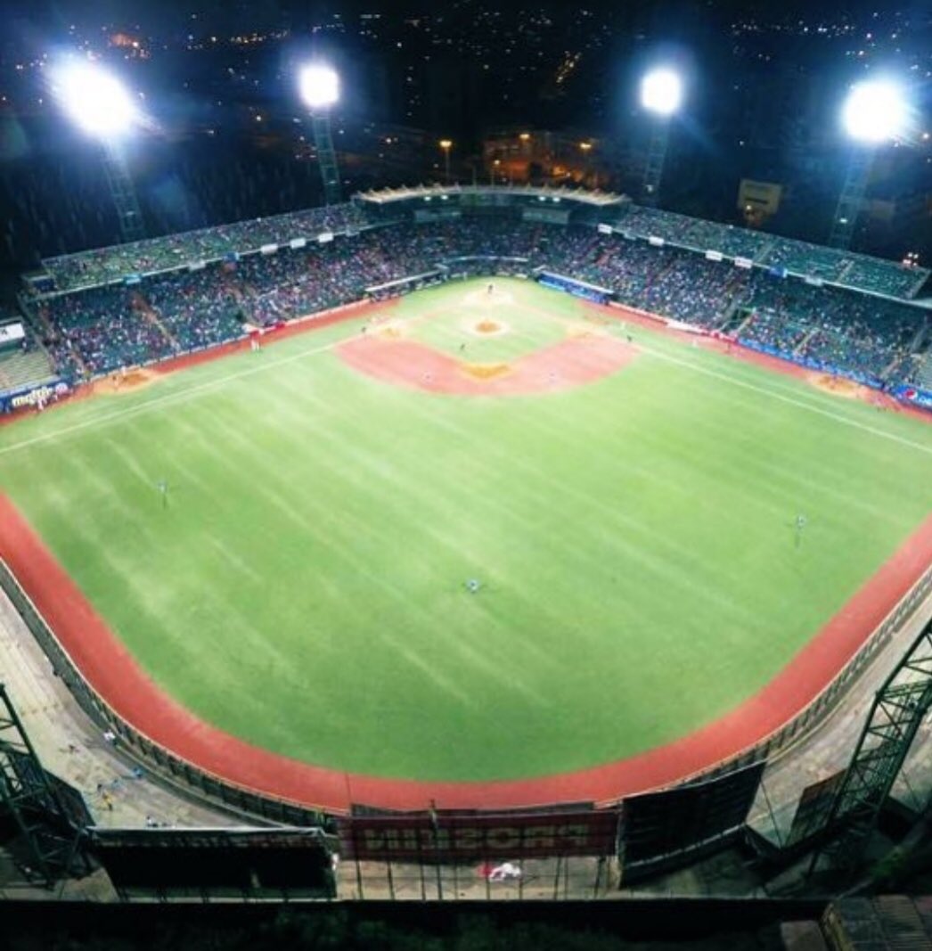 #FELICITACIONES CARIBES DE #ANZOATEGUI CAMPEÓN DEL #BEISBOL (2020/2021 )... honrado de haber contribuido a su #gloria deportiva, cuando siendo Gobernador de nuestro estado natal (2004-2012) le construimos este imponente estadio 🏟 #HOY LA #TRIBU LOGRA SU 4to #CAMPEONATO