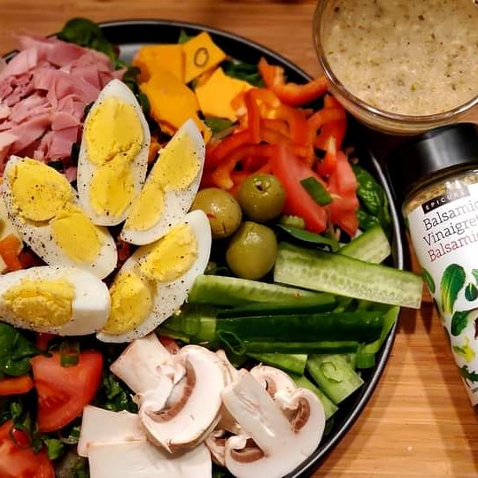 ginarod14's tweet photo. Salad with homemade balsamic vinaigrette dressing. 
Link in bio
#goodeats #healthyfood #healthyeating #homemade #dressing #salad #food #foodofinstagram #foodporn #yourepicconnection #foodie #linkinbio https://t.co/CzwiElU28O