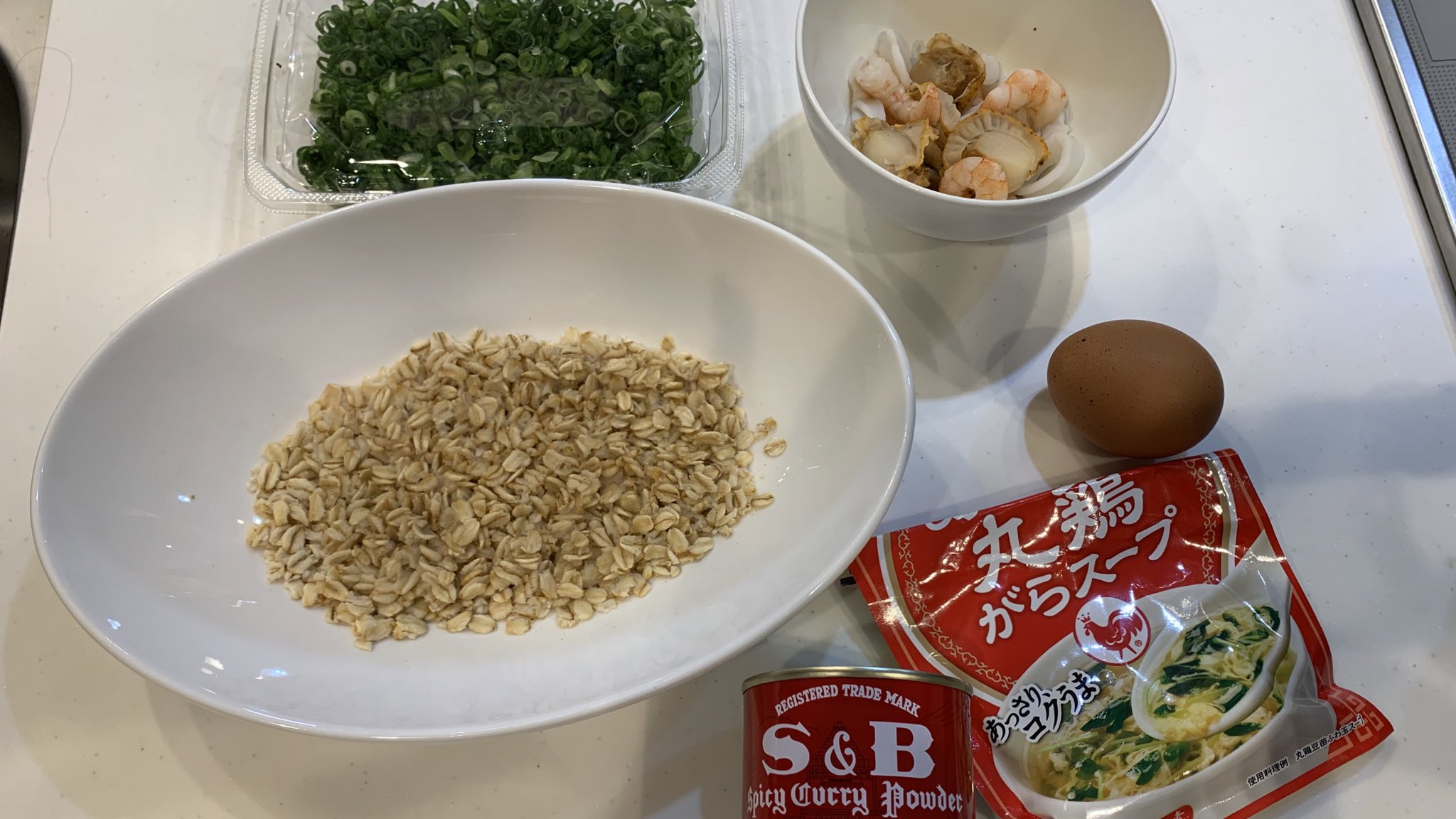 竹脇まりな 宅トレyoutuber 激うまオートミールの海鮮カレー炒飯 オートミール30gに水50g入れて1分半ラップ なしレンチン フライパンで冷凍シーフードミックス 卵 ネギ オートミール炒めてカレー粉と鶏がらスープで味付けたら完成 勝手に