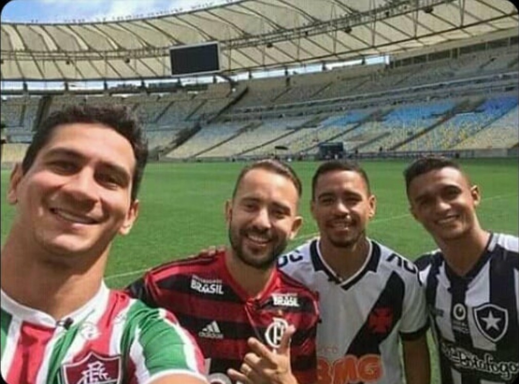 Umfeirense's tweet photo. Na internet: "Eu odeio rival!!"
Eu com meus amigos: https://t.co/dsJQu4pwvJ