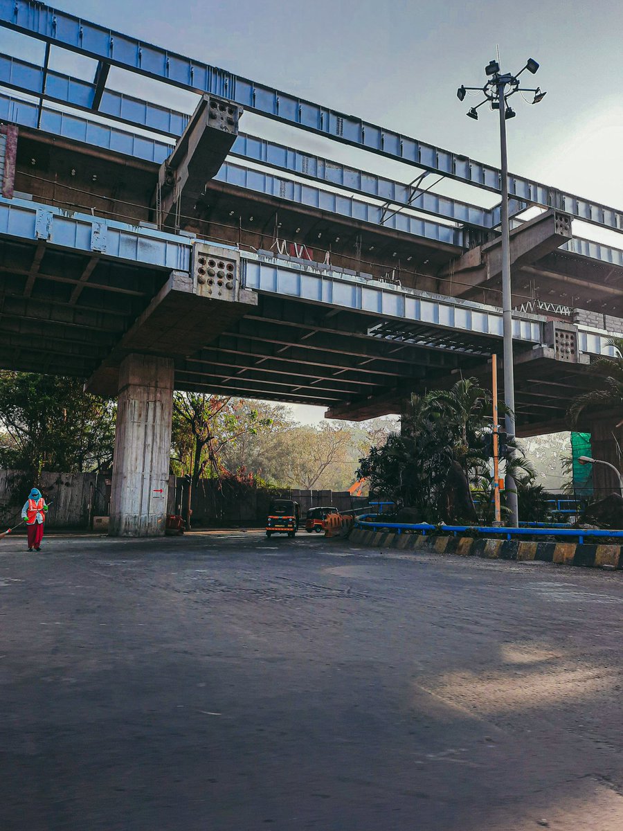 actnikhil's tweet photo. #punemetro #pune #pcmcmetro #pcmc 
Kadhi honar kaam?🤔 @metrorailpune https://t.co/sr09CGOOOh