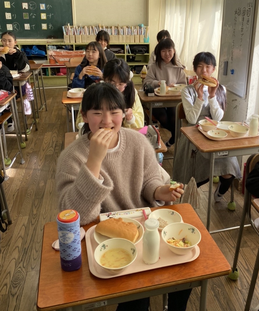 豊中市公式広報ツイッター 1月26日の小学校給食で 食用ワニ肉を使用した献立を提供しました 献立は ワニをモデルにした 豊中市キャラクター マチカネくん にちなみ市内業者などが開発したもので コロッケとハンバーグの２種類 子どもたちは 珍しい