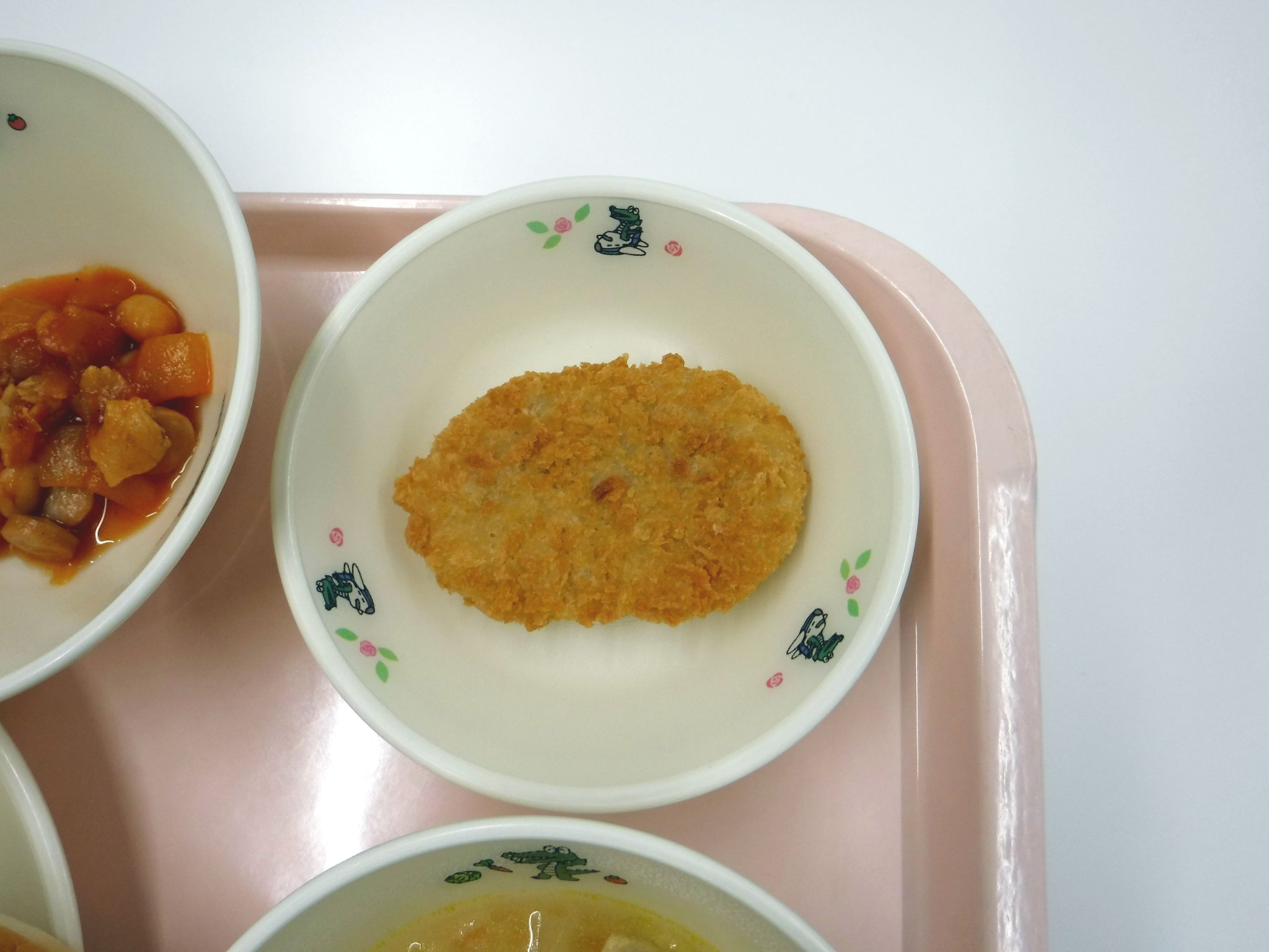 豊中市公式広報ツイッター 1月26日の小学校給食で 食用ワニ肉を使用した献立を提供しました 献立は ワニをモデルにした 豊中市キャラクター マチカネくん にちなみ市内業者などが開発したもので コロッケとハンバーグの２種類