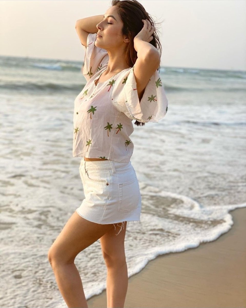 ASHAGAI95411683's tweet photo. A very happy birthday to a woman who has been endowed with nature’s goodness and beauty from the hot recesses of the earth. Have a blast and may all your wonderful aspirations come true.🥰❤❤❤ @ishehnaaz_gill https://t.co/oSxYlCnMXD
