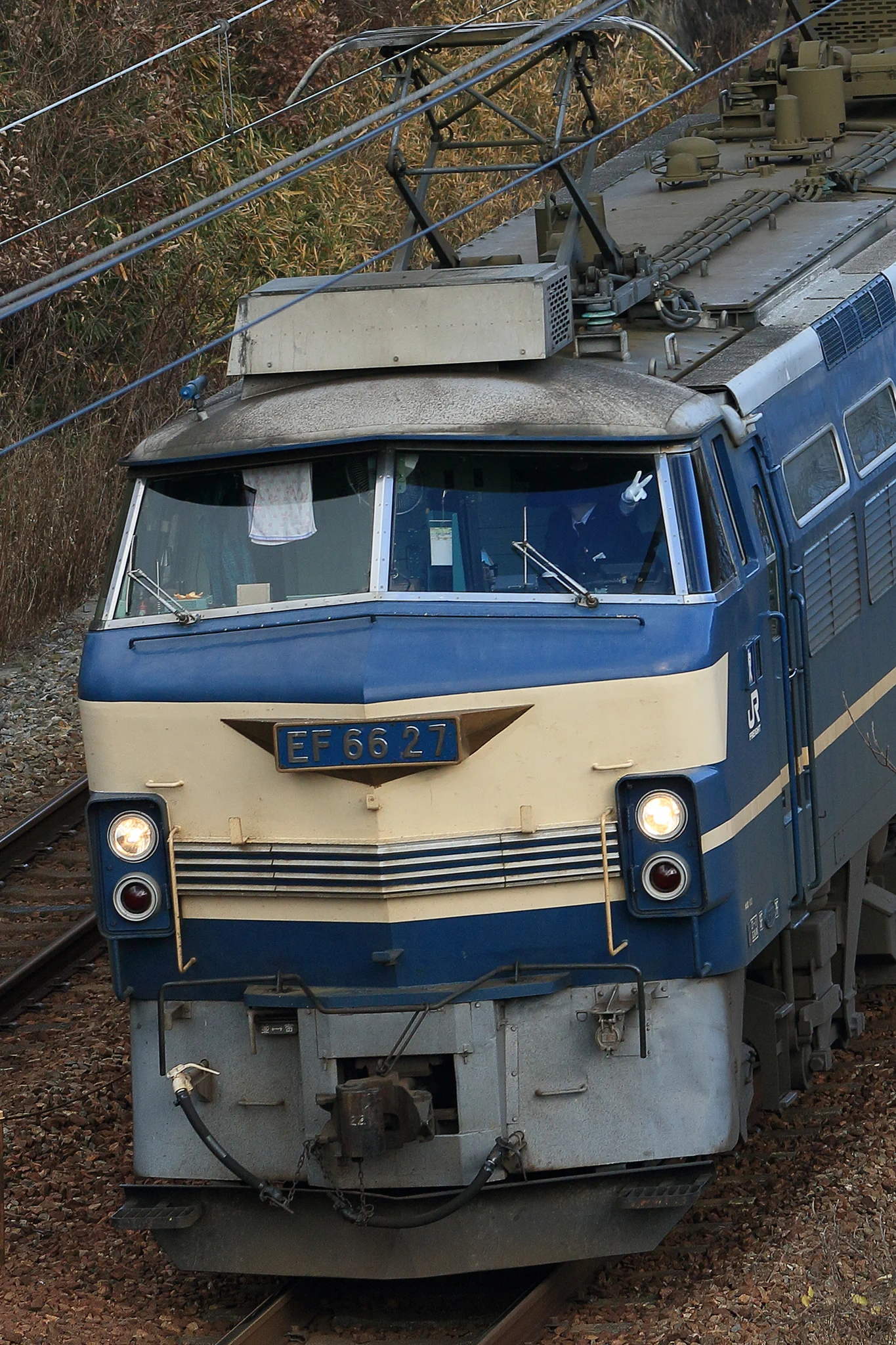 撮り鉄に中指を立てる車掌もいれば？ピースサインする車掌もいるwww