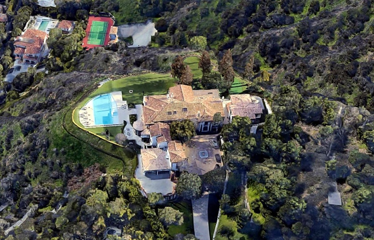 infobaeamerica's tweet photo. Sylvester Stallone vende su mansión de 8 dormitorios y 12 baños por 130 millones de dólares https://t.co/yR39Ab4SKn https://t.co/rAXCm0GevQ