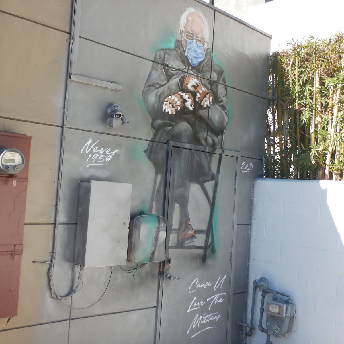 GriffKohout's tweet photo. new premium BERNIE SANDERS #streetart mural spotted in #MarVista!
#shouts to #fearless #leader of #Resistance for #working #American people @BernieSanders!
#wearetheearth & #we demand a #GreenNewDeal!
#science #legalizeit #Bernie #BernieMeme #art #Never1959 #BernieSanders #USA https://t.co/fzSAjwqcan