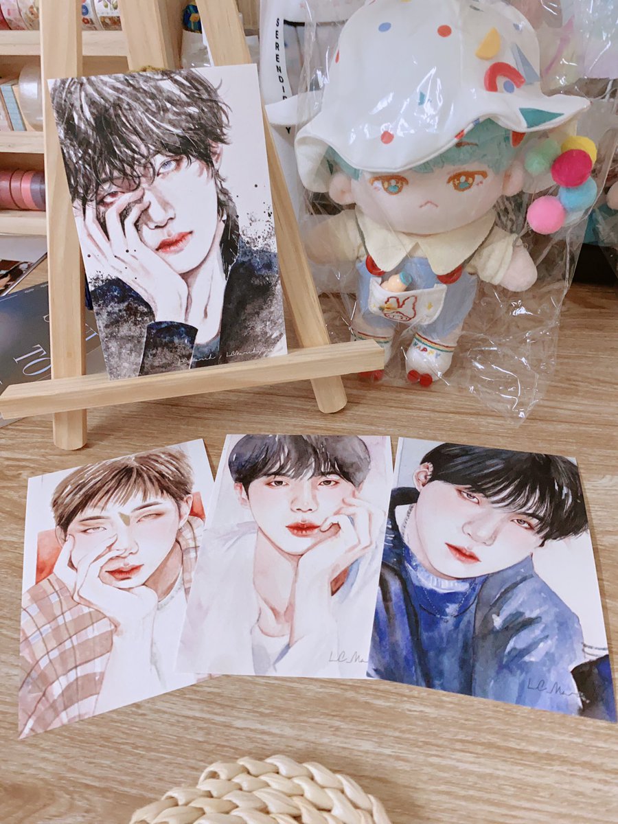 Wanthip_Kik's tweet photo. @LCMarch_Art ได้รับโปสการ์ดมาแย้วนะคะ จะบอกว่าสวยตาแตกมากๆเลย ดีใจที่สั่งไม่เคยผิดหวังกับงานวาดของคุณเลยแม้แต่ครั้งเดียวเลยค่ะ เนื้อกระดาษอย่างกะภาพวาดจริงๆเลยชอบมาก ขอบคุณสำหรับงานวาดคุณภาพนี้นะคะ https://t.co/oRcWH8HCc5