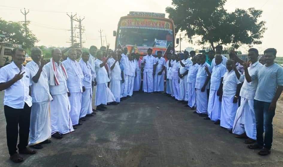 KJ_saianjith's tweet photo. இதய தெய்வம் அம்மா அவர்களின் நினைவாலயம் திறப்பு விழாவிற்காக சிவகங்கை மாவட்டம் இளையான்குடி வடக்கு ஒன்றிய கழக நிர்வாகிகள் சென்னை நோக்கி புறப்பட்ட போது...@KM_Gopi https://t.co/ezq8gbESrI