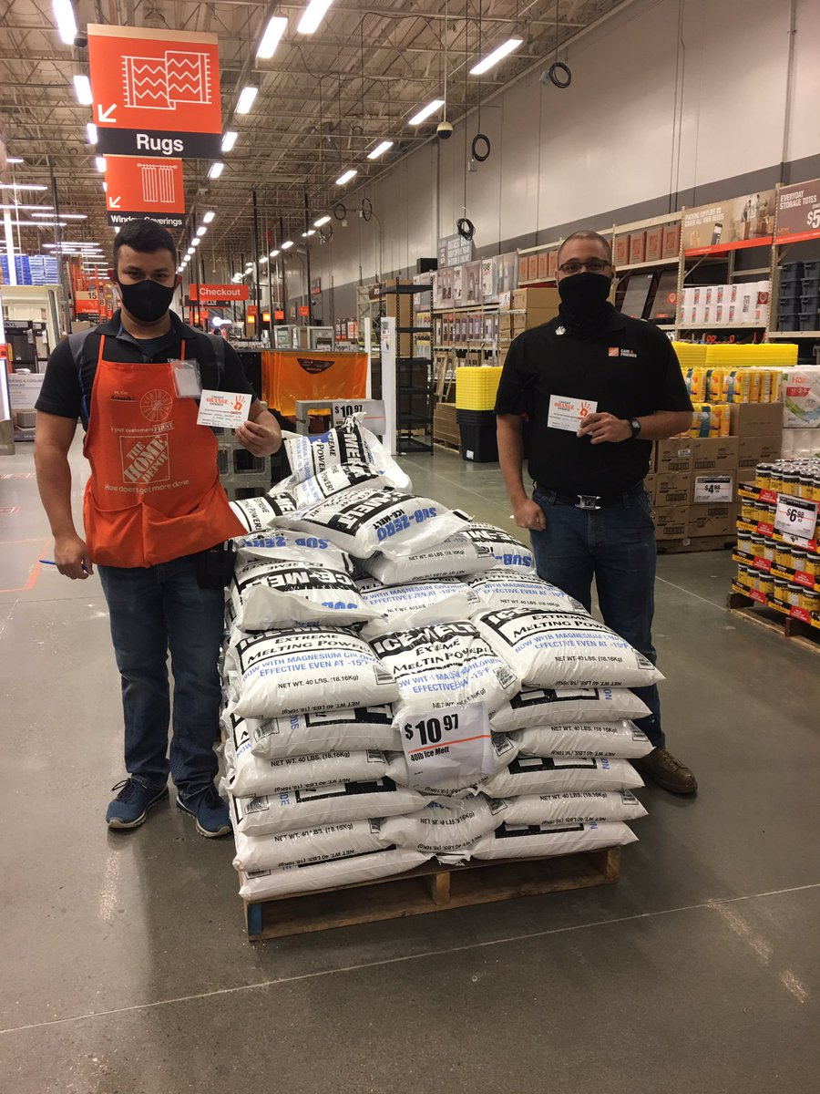 #EverettProud witnessing Kenneth observe and recognize Tremaine with a Caught Red Handed Safety Bravo. Tremaine stopped mid step to clean up &amp; tape a ripped bag of ice melt that Had poured onto the racetrack. Tremaine works in the TRC but, manages safety anywhere. <a href="/HdJaaron/">Jaaron Lauterbach HD</a>