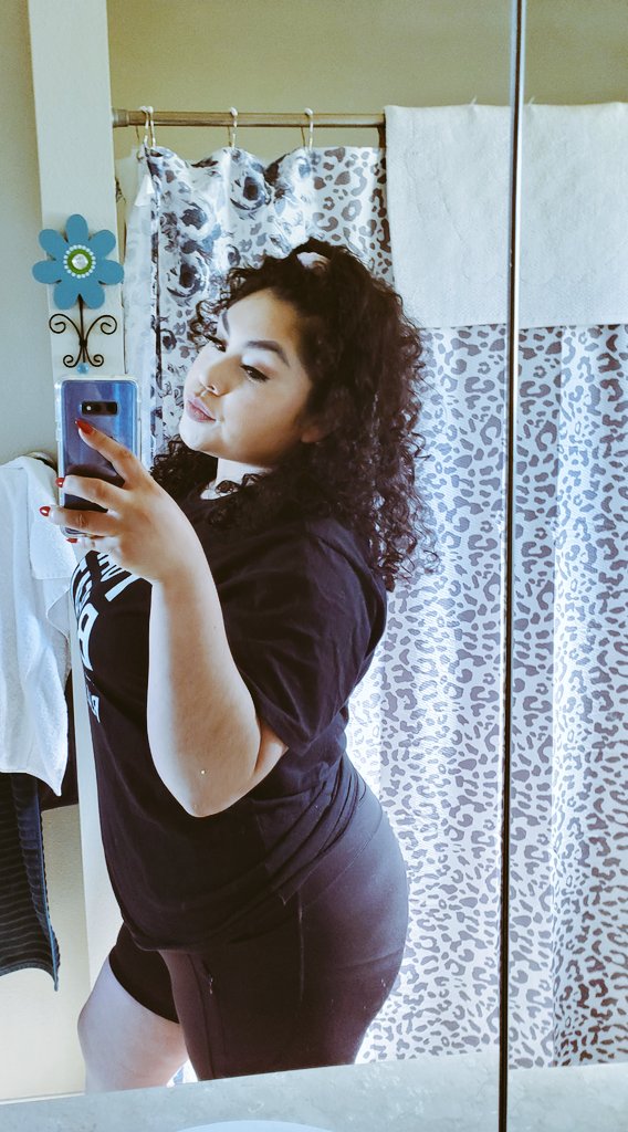 locareina206's tweet photo. Last summer .
#chicana #latina #sexy #thickaf #likeforlike #lastsummer #pandemicsummer #bikershorts https://t.co/0KnG6UBfgJ