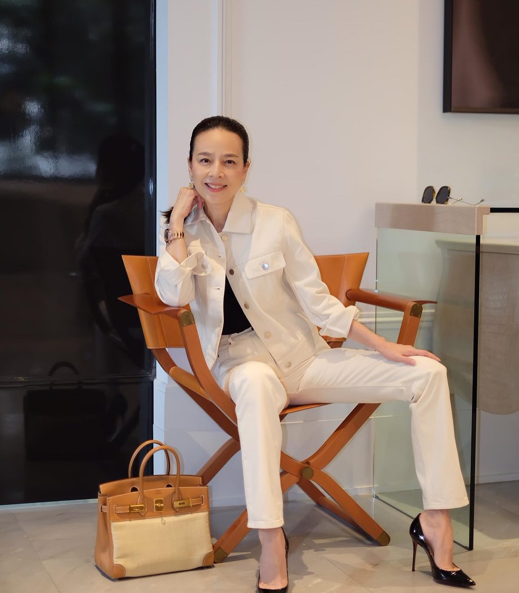 varittweet's tweet photo. ต่อไปนี้ เศรษฐีคนไหน-ไฮโซคนไหน จะโชว์กระเป๋า Hermes กรุณาอย่าอวดเยอะครับ "ตัวแม่" อย่างมาดามแป้งเขาแง้มให้ดูคอลเลกชันเขาแล้ว Birkin เบาะๆ 103 ใบ, Kelly อีก 70 กว่าใบ ไม่นับรุ่นอื่น ยี่ห้ออื่นอีกเป็นคลังแสง 55555 https://t.co/LHfnM06R5E