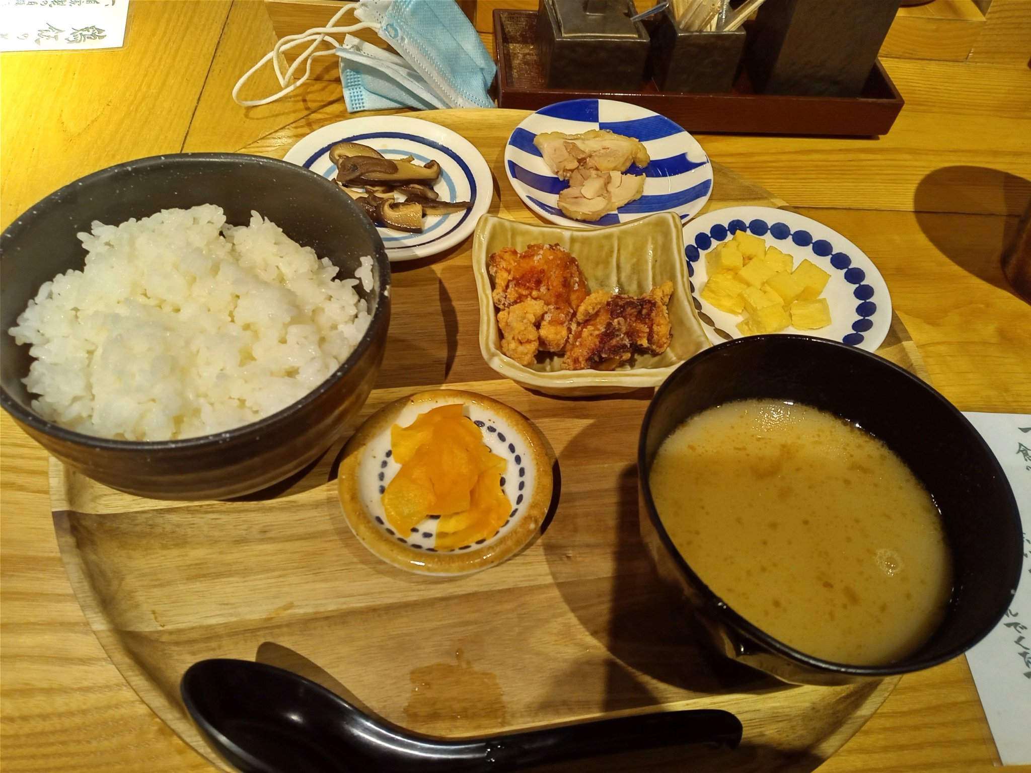 Teruyoshi Norikawa Auf Twitter 今日のランチ 二軒目 は 世田谷下北沢の燈 あかり というお店で 鶏飯定食690円 駅南側 メインから外れた路地 ランチ690円統一 ご飯味噌汁漬物お替り無料 これは下北沢にしてはかなり安いランチですね 鶏飯はひつまぶしみたいにして