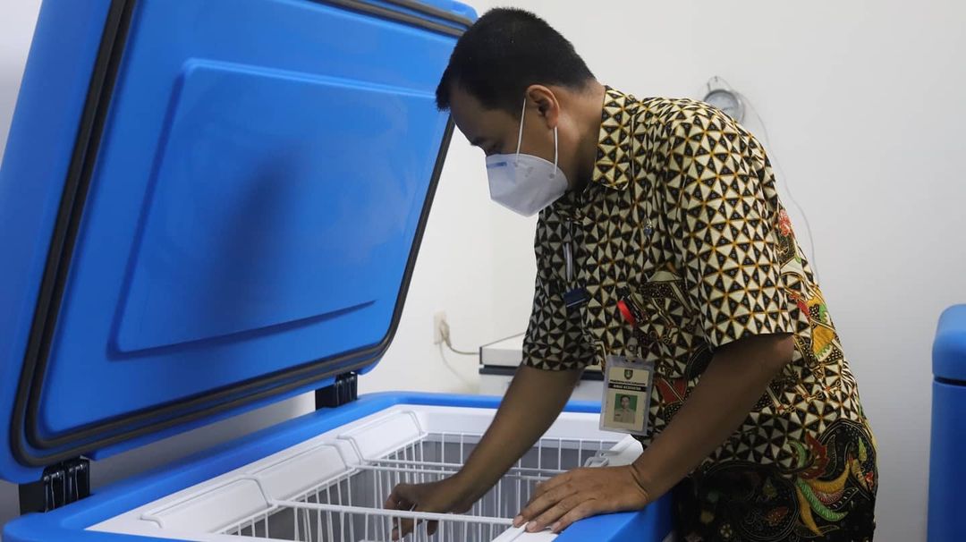 PEMKOT_SOLO's tweet photo. Vaksin Dosis Ke dua sudah tiba di Kota Solo, namun tetap diperuntukan untuk tenaga kesehatan terlebih dahulu. meskipun sudah divaksin, ataupun belum kita tetap wajib terapkan Protokol kesehatan 3M dan 3T. 
https://t.co/sDTtFeQfmm https://t.co/bqF8ZufmOf