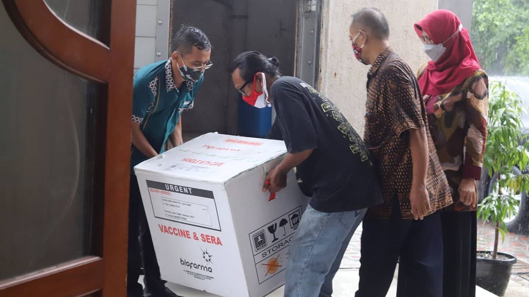 PEMKOT_SOLO's tweet photo. Vaksin Dosis Ke dua sudah tiba di Kota Solo, namun tetap diperuntukan untuk tenaga kesehatan terlebih dahulu. meskipun sudah divaksin, ataupun belum kita tetap wajib terapkan Protokol kesehatan 3M dan 3T. 
https://t.co/sDTtFeQfmm https://t.co/bqF8ZufmOf