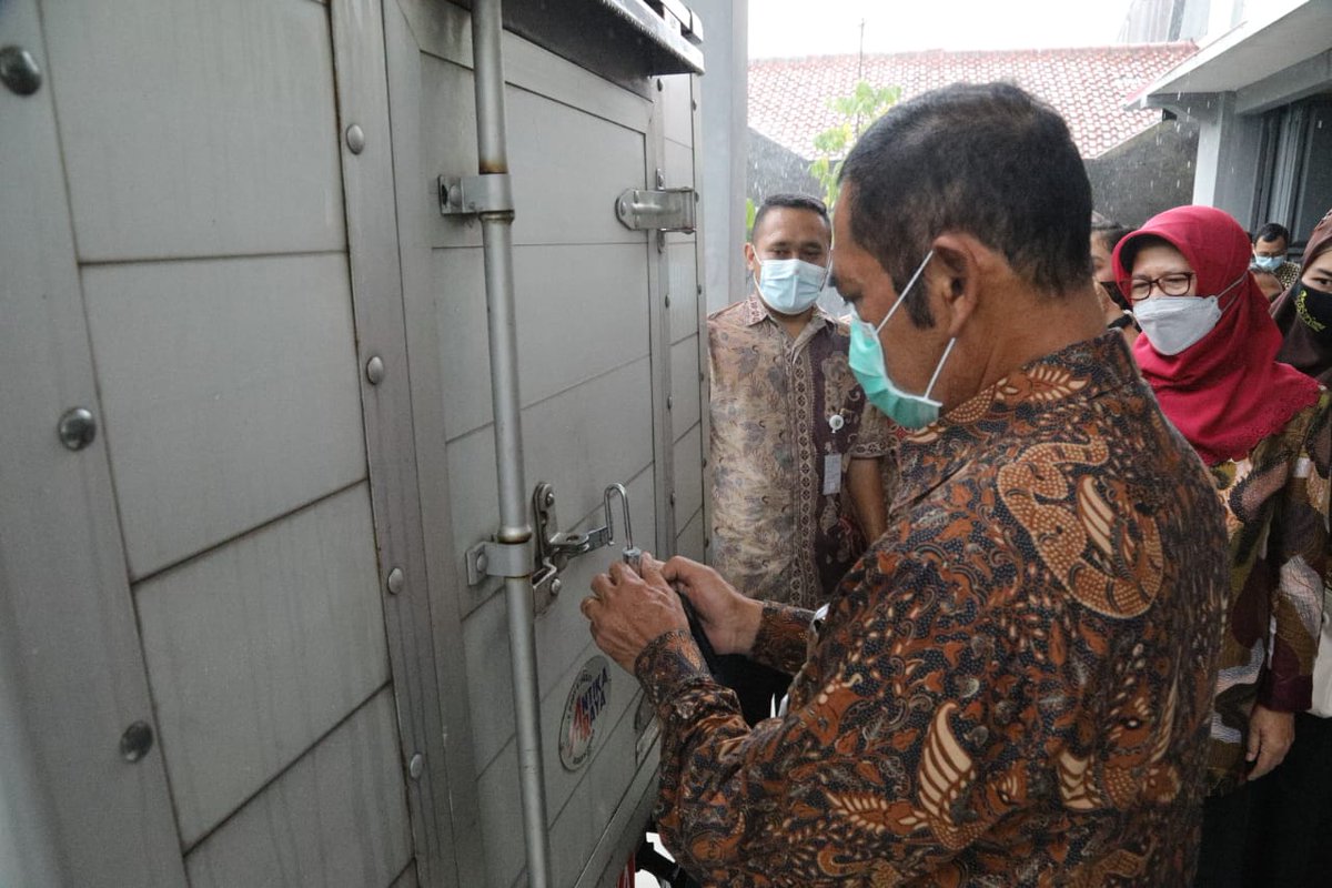 PEMKOT_SOLO's tweet photo. Vaksin Dosis Ke dua sudah tiba di Kota Solo, namun tetap diperuntukan untuk tenaga kesehatan terlebih dahulu. meskipun sudah divaksin, ataupun belum kita tetap wajib terapkan Protokol kesehatan 3M dan 3T. 
https://t.co/sDTtFeQfmm https://t.co/bqF8ZufmOf