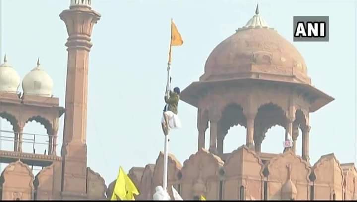 Is this a farmer ??  
Who gave them the right to insult our national flag ??
 These farmers cannot be
 Modi ji, get quick.  <a href="/PMOIndia/">PMO India</a>
<a href="/AmitShah/">Amit Shah</a> <a href="/DefenceMinIndia/">रक्षा मंत्री कार्यालय/ RMO India</a> <a href="/CMOfficeUP/">CM Office, GoUP</a> <a href="/NIA_India/">NIA India</a>
<a href="/CPDelhi/">CP Delhi #DilKiPolice</a> <a href="/CellDelhi/">Special Cell, Delhi Police</a> <a href="/dgpup/">DGP UP</a> <a href="/kaushambipolice/">KAUSHAMBI POLICE</a>
Jai Hind 
 #TractorMarchDelhi