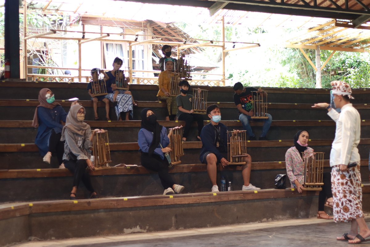 kitabisacom's tweet photo. Tapi, di masa pandemi gini, pengunjung Saung @angklungudjo makin sepi. Yang biasanya ada seni pertunjukan tradisional, sekarang jadi berhenti total.

Kalopun ada pengunjung yang dateng, ga serame dulu karena harus menaati aturan di masa pandemi 🙁 https://t.co/xyPyXpWNzb