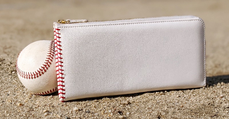 leatherbaseball's tweet photo. 全ての野球好きに伝えたい財布、できました⚾

使うたびにワクワクする手触り。
話題性抜群のさりげないデザイン。
そして記憶に蘇るあの試合の興奮。

ボールやグローブに使われる革で作った財布で
少しでも長く野球をそばに感じませんか⚾