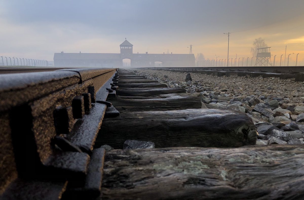Aujourd’hui, nous commémorons la mémoire des victimes de l’Holocauste. 

Il y a 76 ans, le camp d’#Auschwitz était libéré par l’Armée rouge.

Un événement tragique de l’Humanité qu’il convient de transmettre aux générations futures. 

Nous n’oublierons pas.