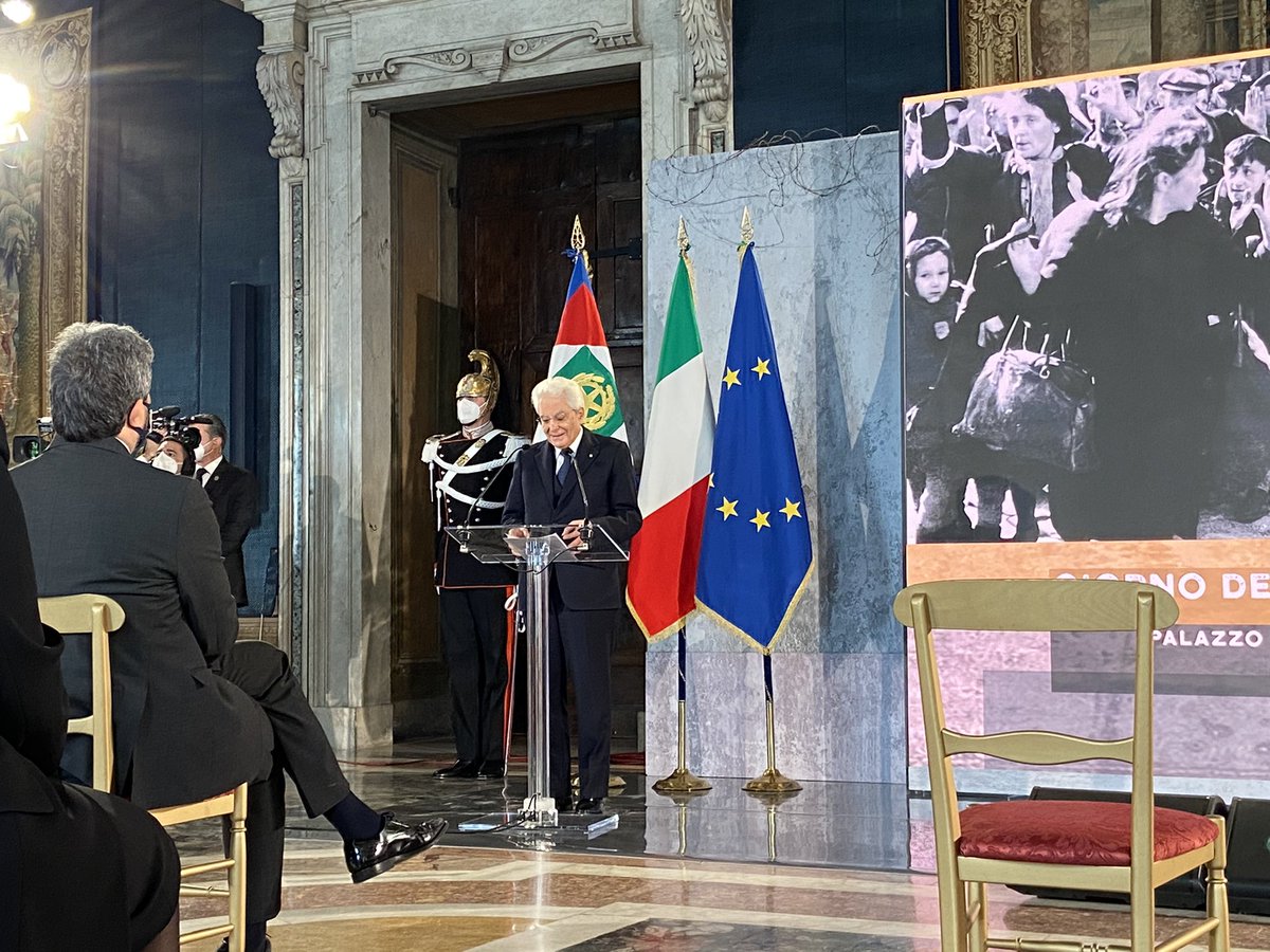 Quirinale's tweet image. #27gennaio, #Mattarella: Ricordare e far ricordare a tutti il sacrificio di milioni di vittime innocenti – ebrei in maggior parte, ma anche rom e sinti, omosessuali, oppositori politici, disabili – esprime dunque un dovere di umanità e di civiltà