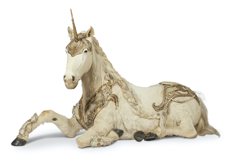 AntiqueMag's tweet photo. Flying giraffe anyone? Unicorn? Too late! Both sold in the wonderfully eccentric sale of collection of antiques, art, taxidermy and designer pieces @AynhoePark by @Dreweatts_1759 - read about it here https://t.co/jyvRPkl3fQ
#interors #antiques #vintage https://t.co/euri4Wj6Yi