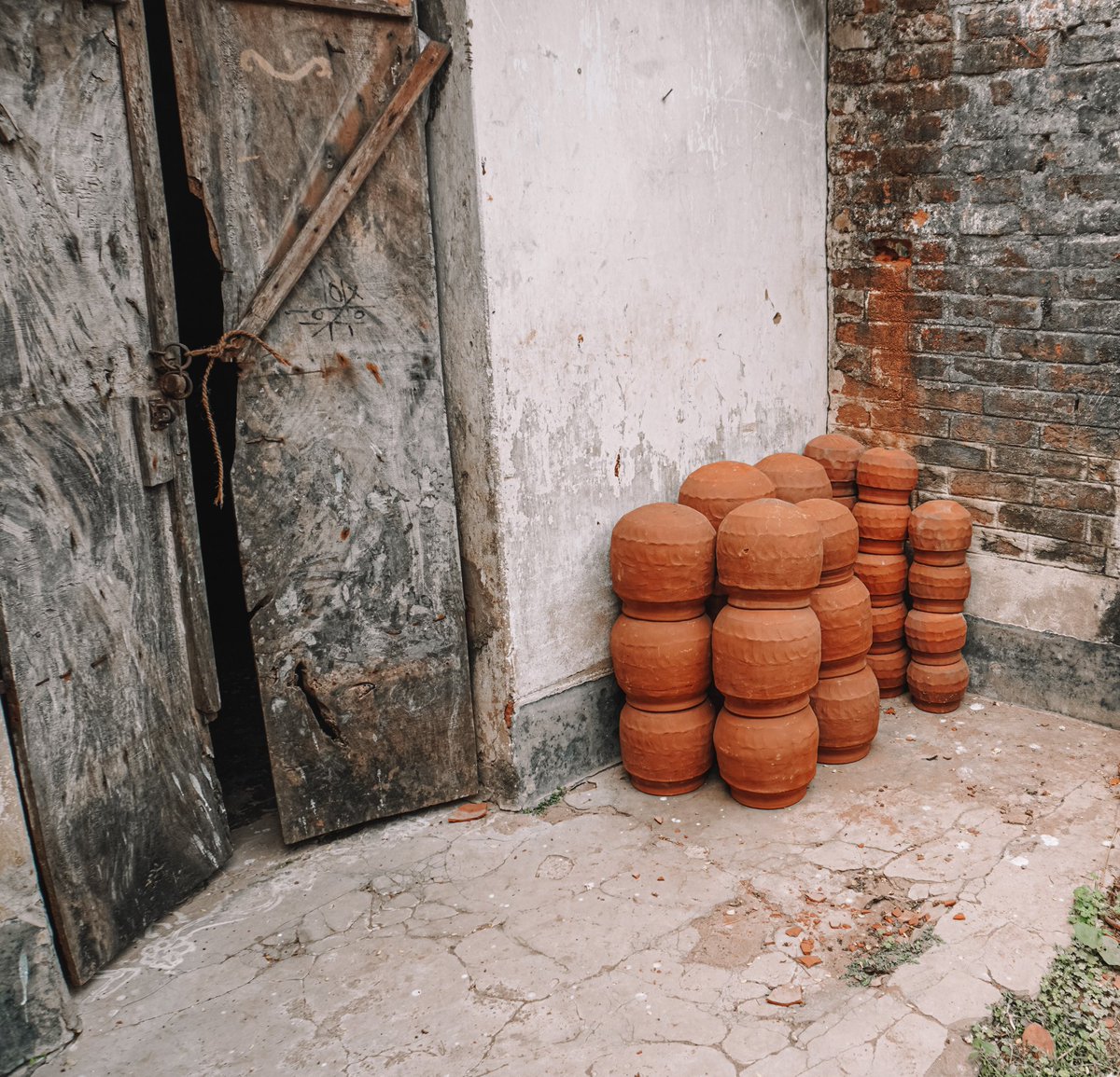 This was double the hit they took,after 2019's devastating Fani Cyclone which not only broke most of the workshops and studios,but also put them back as most of the wares were destroyed.Even today you can see tell take signs of the devastation here.