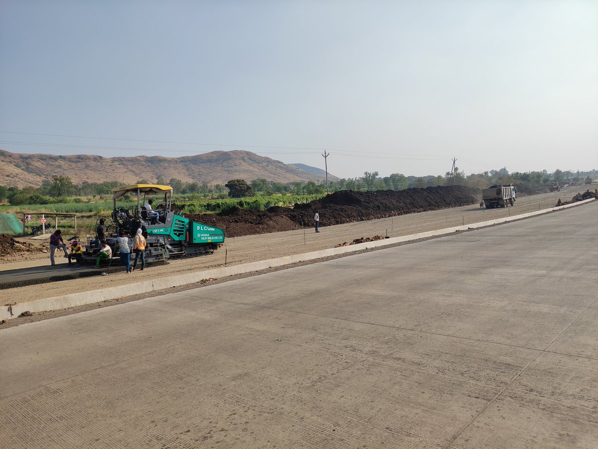 Vitthal84's tweet image. #Infraprojects  #NH166 
Ratnagiri-Solapur-Nagpur 4 lane 

Package 1 Sangli-Borgaon section work by Dilip Buildcon ..

DLC laying at Bhose