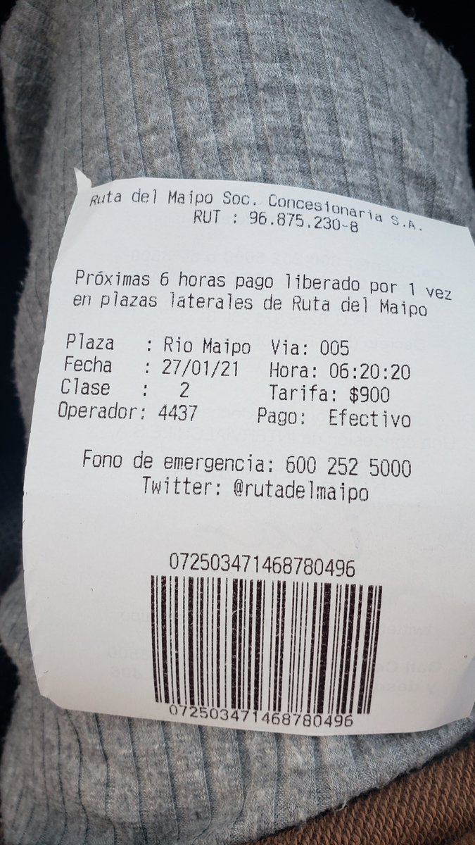 javinazif's tweet photo. @rutadelmaipo pasando por el peaje, la señorita q antendía el pórtico votó el vuelto del pago bajo el auto. Estaba tan ocupada conversando por su celular, que en vez de darnos la plata, nos invitó a buscar las monedas bajo el auto. Cómo hacemos para que me hagan llegar la plata? https://t.co/dVvrPduXfA