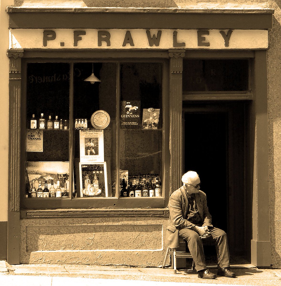 ger_cosgrove's tweet photo. Times past...
Can't remember the date but it was many years ago.
#Ireland #visitclare #claretourism #visitlahinch #pubfronts #wawhour #FujiS3Pro https://t.co/aBqb9rHidQ