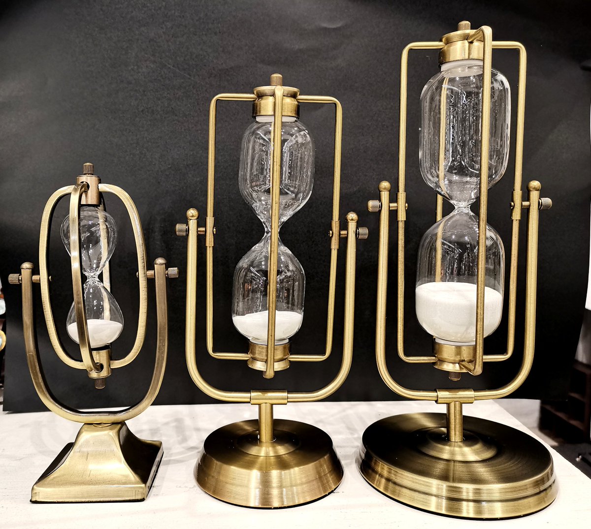 閉店 A Story 新宿東口店 手作り腕時計とモルフォアクセサリー アンティーク風でお洒落な回転式砂時計が入荷しました 小 15分 6 300 Tax 中 15分 8 900 Tax 大 30分 9 980 Tax インテリアとしてお部屋に飾るだけでも雰囲気を変えてくれそうな 素敵