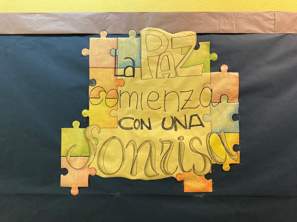 Altolatuit's tweet photo. La Paz comienza con una sonrisa. Comenzamos a rellenar nuestro mural del día de La Paz con las sonrisas de nuestros niños y niñas. #retoporlapaz #ceipmanuelaltolaguirre #las3000 https://t.co/TkATI6dNMf