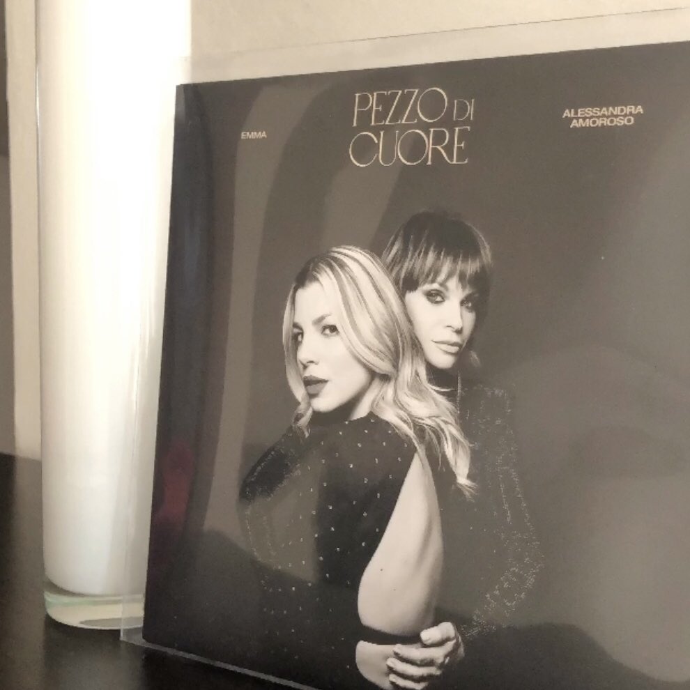 ExitBlogger's tweet photo. Buongiorno così. 
In vinile, come i vecchi tempi!
#pezzodicuore https://t.co/uMRiAZ6VwJ