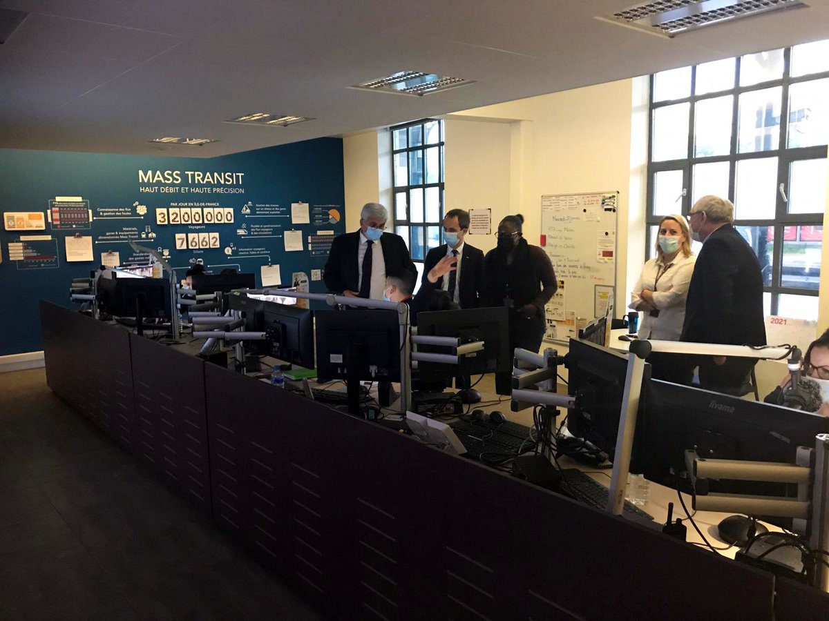 Herve_Morin's tweet photo. Visite ce matin d’un centre d’information voyageurs unifié de Transilien à Asnières. Prise de parole en temps réel, information cohérente et dynamique, satisfaction des voyageurs. Une source d’inspiration pour améliorer l’info voyageurs en #Normandie https://t.co/P4KYoWvhlG