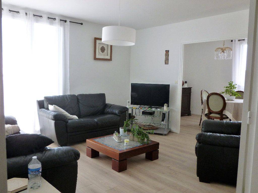 orpireims's tweet photo. SECTEUR POMMERY - RUE DES CRAYERES 
Au sein d'une résidence de très bon standing avec gardien et parc privé, dans un cadre verdoyant. Nous vous proposons un appartement type 4 meublé.
🔍 https://t.co/04YxJyXFB5 https://t.co/8wFnsrWihE