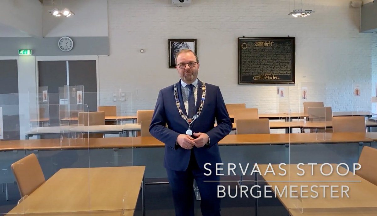 Burgemeester Servaas Stoop nodigt je uit voor de cursus Politiek Actief!🎓 Wil je leren hoe je besluiten in de gemeente West Betuwe kunt beïnvloeden en hoe je zelf mee kunt doen in het politieke spel? Schrijf je dan in voor de gratis cursus 📲 youtu.be/gaDmtOxsEtc.