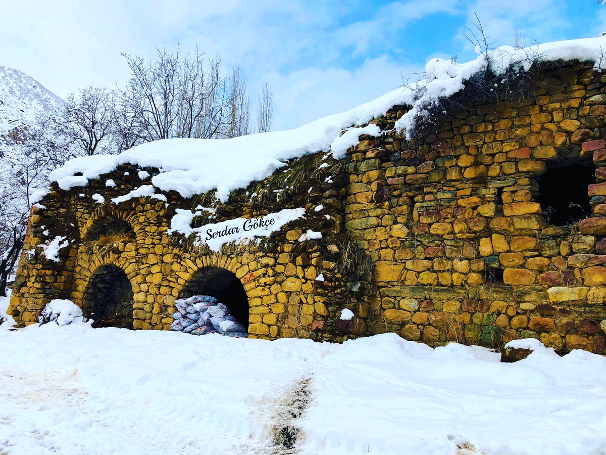 Kim bilir kaç yıldır kaç kış geçirmiş... tarih kokan manastır.  #tarih #beytüşşebap #şırnak #fotoğrafsanatı