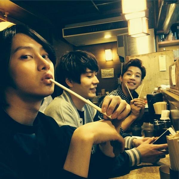 DailyHeenry's tweet photo. Boys night out! 🍜🌝

#HEECHUL #김희철 #HENRYLAU #헨리 #KYUHYUN https://t.co/6lWzor310I