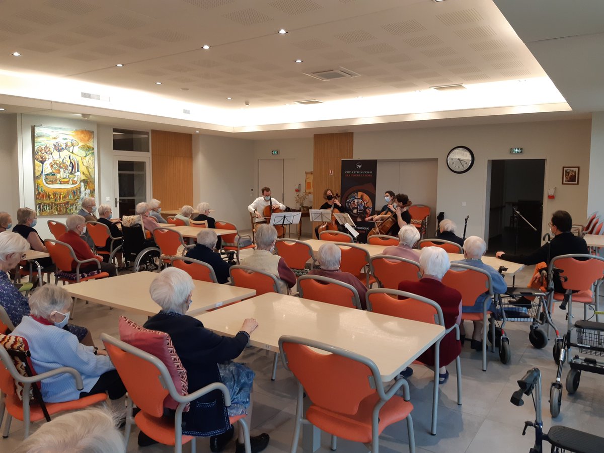 ONPL_orchestre's tweet photo. [L’ONPL SOLIDAIRE] Pour conserver le lien social durant cette période, l’@ONPL_orchestre propose une tournée initiée par la Région @paysdelaloire pour que la musique soit accessible à tous. 
👉 Cette semaine nos musiciens ont donné des concerts dans les EHPAD de la région ! https://t.co/fdfoMhbT9l