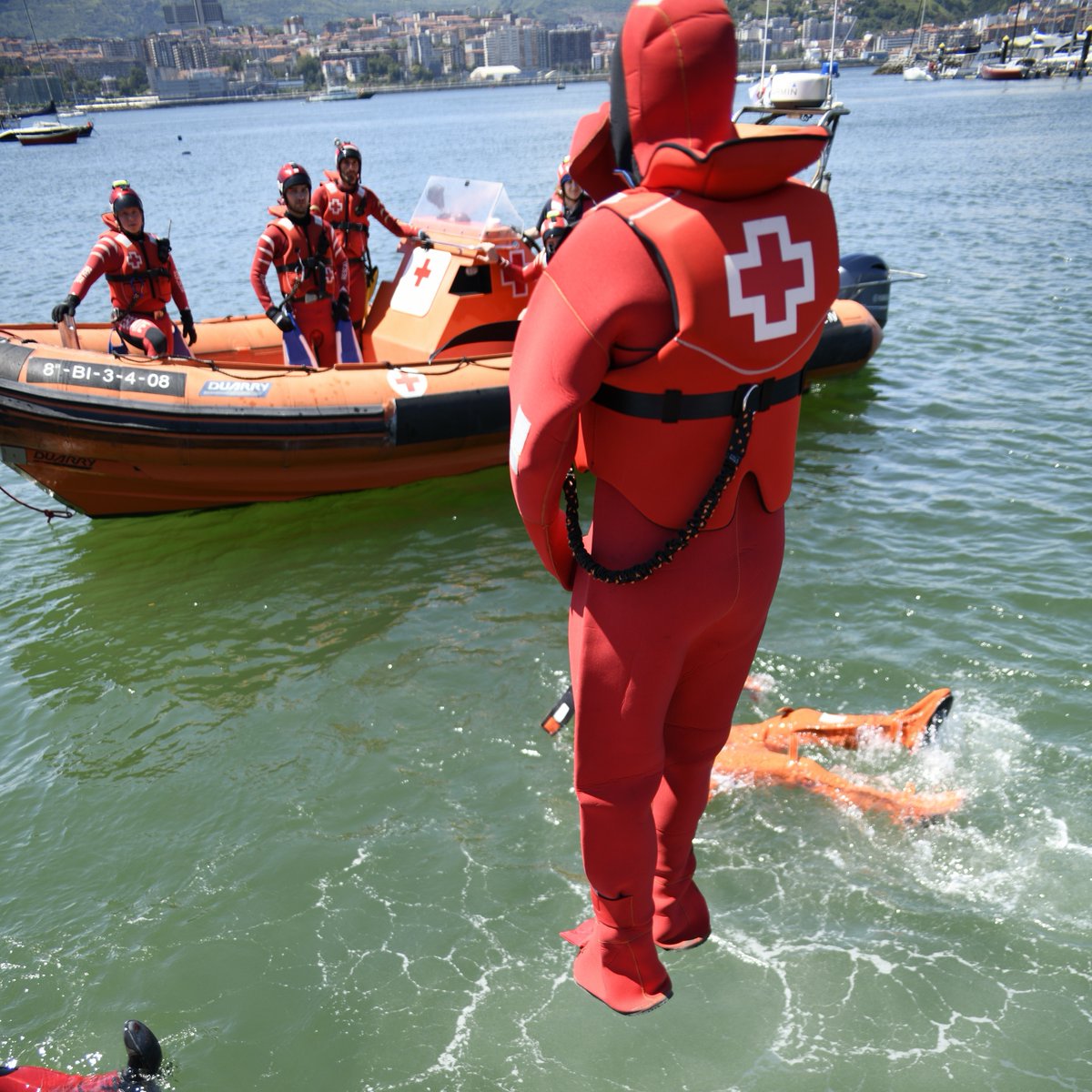CruzRojaEsp's tweet photo. [#CruzRojaEnElMar🚤] Salvamos vidas humanas en el mar y luchamos contra la #contaminación marina desde hace 50 años. 

Con la mirada puesta en #ProtegerLaHumanidad y formando parte de una gran alianza que nos permite actuar junto a @Salvamentogob. #AlianzasCruzRoja https://t.co/9C9srzC8hY