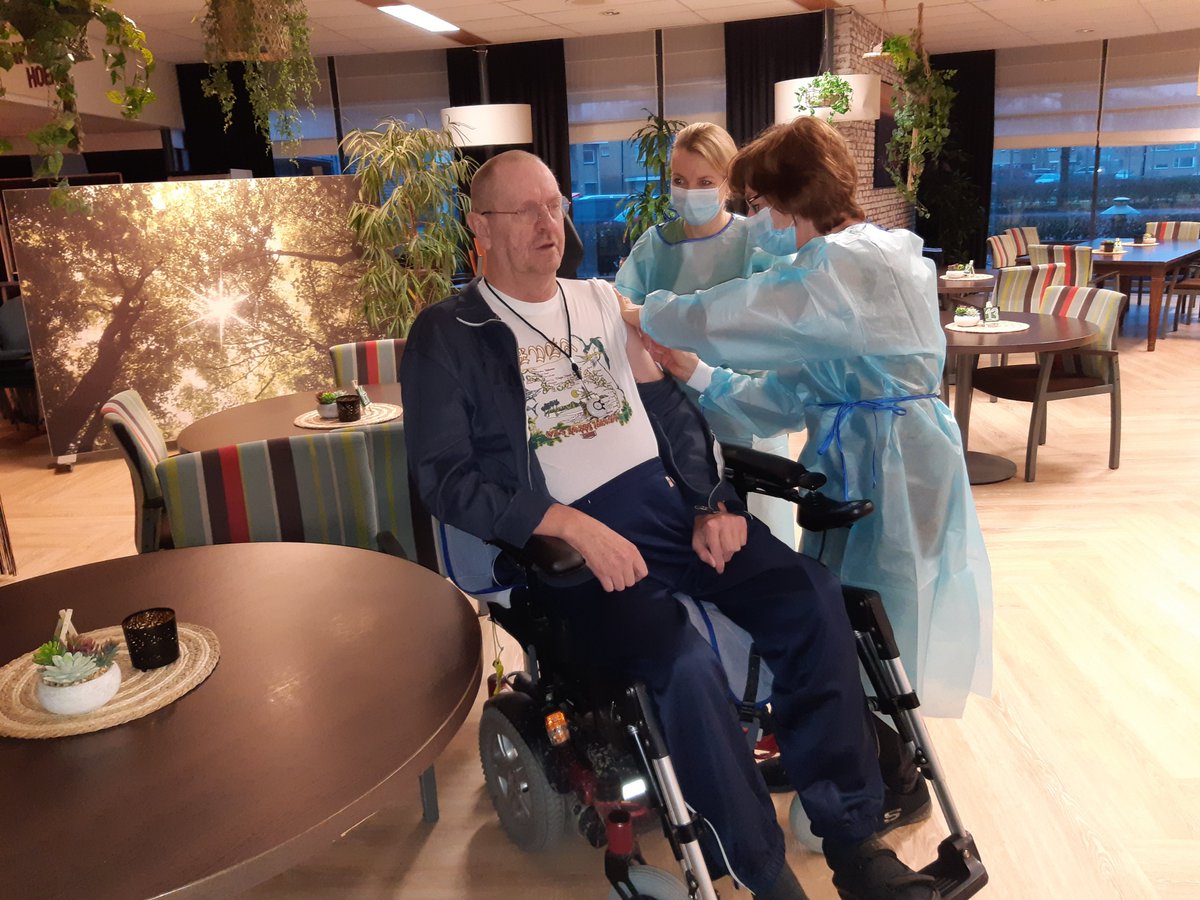 Deze week zijn we gestart met het vaccineren van onze bewoners in de langdurige zorg. Een grote mijlpaal in de strijd tegen het coronavirus. Zie voor meer info: bit.ly/3qYdqh4

Op de foto krijgt bewoner Dhr. Broekhuizen zijn eerste vaccinatie in De Bron te Schagen.